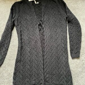 Medium length cardigan with tie.